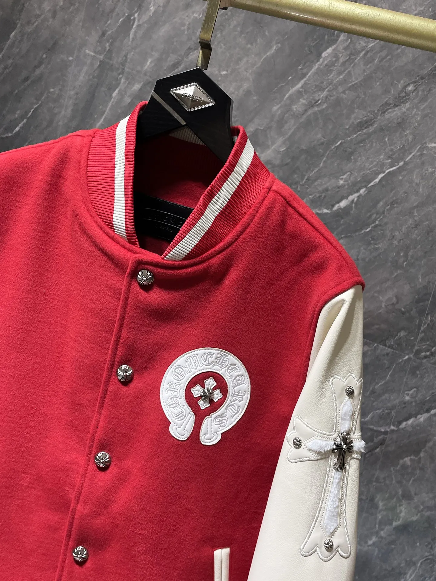 P436 Chrome Hearts 🍁Winter clothing is here🍁 Sanskrit cross woolen leather sleeves spliced ​​with baseball embroidery cotton clothes, heavy embroidery ➕ special craftsmanship for double sleeve splicing, counter synchronization, heavy industry! ! Customized version of thickened woolen fabric, silk lining, customized version of hardware, not the ordinary version on the market! ! 🌈Recommended colors: black red 🌈Code numbers: S, M, L, XL